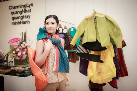 Hoa hậu Ngọc Hân rạng rỡ bên Thanh Lam, Tùng Dương - 15 Ngọc Hân cảm thấy thích thú trước những mẫu thiết kế ấn tượng tại đây.