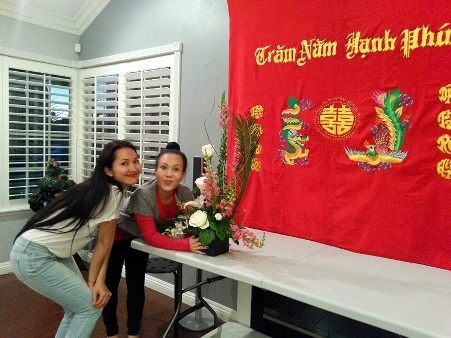 Hình ảnh Kim Hiền chuẩn bị lễ cưới ở Mỹ - 10 Cả nhà cùng nhau quây quần để chuẩn bị chu đáo nhất cho đám cưới của diễn viên Kim Hiền.