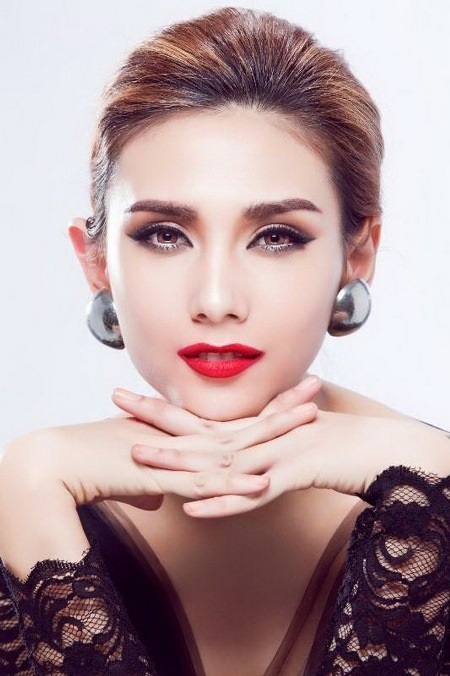 Sau tin đồn giải nghệ, siêu mẫu Hoàng Yến tung ảnh đẹp lung linh