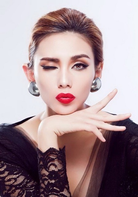 Sau tin đồn giải nghệ, siêu mẫu Hoàng Yến tung ảnh đẹp lung linh