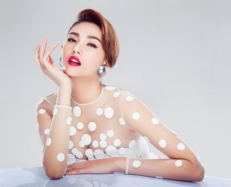 Vẻ đẹp sắc sảo và không kém phần lạnh lùng của Hoàng Yến luôn để lại ấn tượng với người xem.