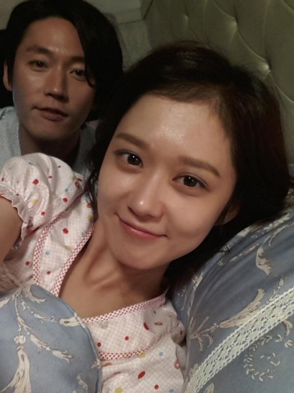 Jang Na Ra hé lộ ảnh “giường chiếu” với Jang Hyuk - 1 Hình ảnh được Jang Na Ra chia sẻ trên trang cá nhân mới đây