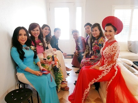 Bên nhà gái trong lúc chờ nhà trai đến làm lễ rước dâu. 