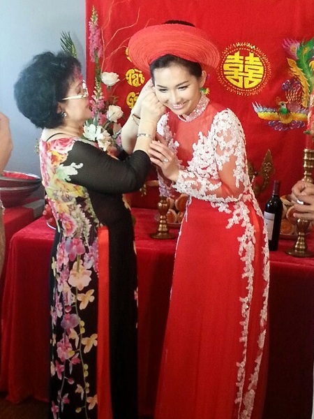 Kim Hiền được mẹ chồng ân cần đeo hoa tai cưới, nữ diễn viên không giấu được sự xúc động.