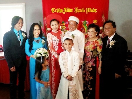 Kim Hiền được mẹ chồng ân cần đeo hoa tai cưới, nữ diễn viên không giấu được sự xúc động.