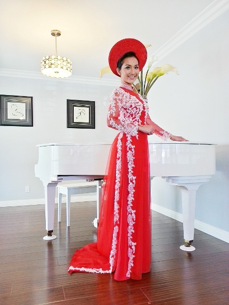 Cô dâu Kim Hiền rạng rỡ trong ngày lên xe hoa với chiếc áo dài đỏ duyên dáng. 