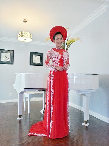 Cô dâu Kim Hiền rạng rỡ trong ngày lên xe hoa với chiếc áo dài đỏ duyên dáng. 