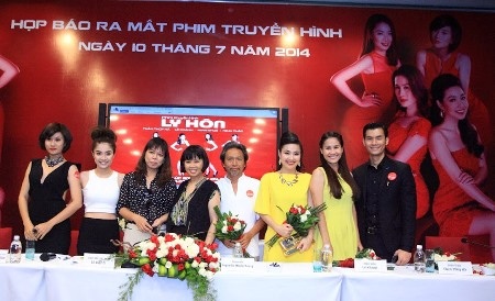 Ê kíp sản xuất trả lời báo chí trong buổi ra mắt phim.