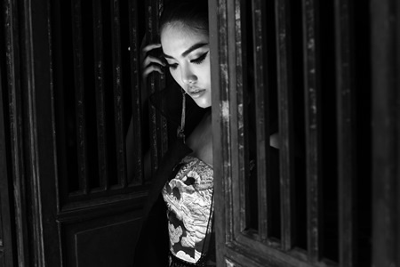 Siêu mẫu Lan Khuê đẹp lạ bên tường rêu cổ kính - 3 Vẻ bí ẩn và ma mị cũng được thể hiện rất rõ trên gương mặt và phong cách biểu diễn của Lan Khuê.