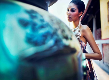 Siêu mẫu Lan Khuê đẹp lạ bên tường rêu cổ kính - 8 Những bức tường rêu phong càng giúp cho bộ trang phục thêm nổi bật và cuốn hút.