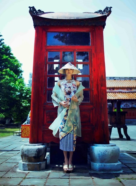 Siêu mẫu Lan Khuê đẹp lạ bên tường rêu cổ kính - 13 Bộ ảnh còn được thực hiện bởi chuyên gia stylist Vok và make up Meow Meow.