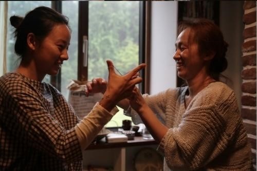 Fan thích thú với hình ảnh đời thường của "nữ hoàng gợi cảm" Lee Hyori - 1 Những hình ảnh đời thường của Lee Hyori và chị gái của mình được cô chia sẻ với fan
