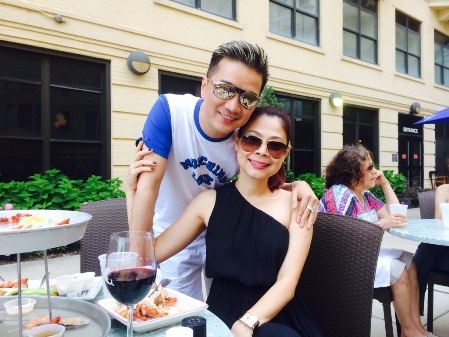 Trong chuyến lưu diễn này, anh cũng hội ngộ cùng nữ ca sĩ thân thiết Thanh Thảo.