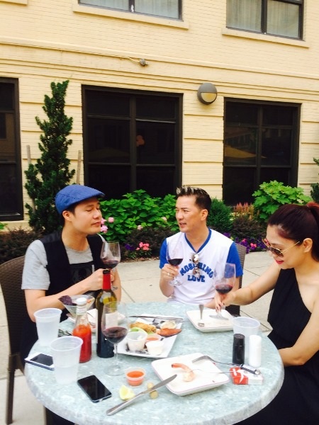 Quang Dũng, Mr.Đàm và Thanh Thảo cùng trò chuyện trong bữa ăn sáng tại Mỹ.