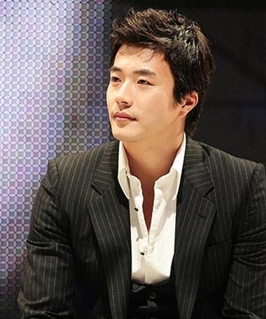 Sinh năm
1974 và bắt đầu đảm nhận vai nam chính đầu tiên trong phim