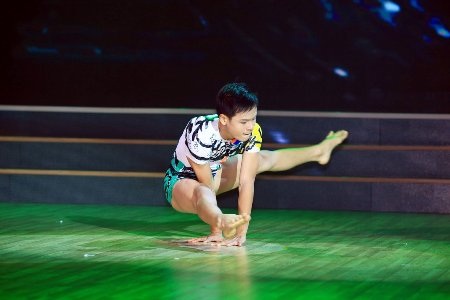 Tiết mục Aerobic của Huy Nhật được cả 3 cặp giám khảo bấm chọn