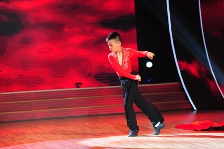 Hoàng Sơn khép lại tập 2 bằng tiết mục dance sport xuất sắc