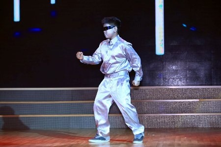 Phần trình diễn popping chuyên nghiệp của cậu bé Giang Nam