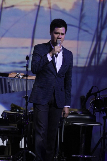 Quang Dũng cũng không thể thiếu vắng trong đêm nhạc tưởng nhớ người anh thân thiết trong nghề.