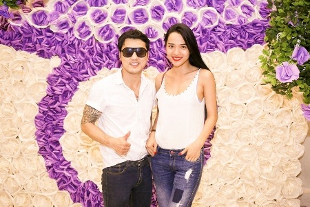 Ưng Hoàng Phúc tình tứ cùng bạn gái đi tập hát