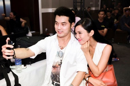 Ưng Hoàng Phúc tình tứ cùng bạn gái đi tập hát