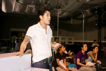 Ưng Hoàng Phúc tình tứ cùng bạn gái đi tập hát