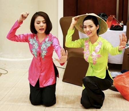 Ưng Hoàng Phúc sẽ có một tiết mục song ca cùng nữ ca sĩ Yến Trang. 