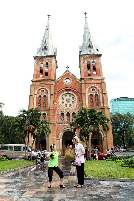 Cả hai vợ chồng ở quê vừa lên Sài Gòn mua 2 chiếc điện thoại mới. 