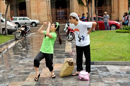 Cả hai vợ chồng ở quê vừa lên Sài Gòn mua 2 chiếc điện thoại mới. 