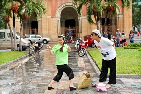 Không cần để ý xung quanh, cả hai say mê chụp đủ loại kiểu với chiếc điện thoại mới mua của mình.