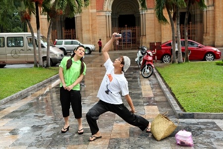 Không cần để ý xung quanh, cả hai say mê chụp đủ loại kiểu với chiếc điện thoại mới mua của mình.