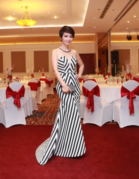 Mai Thu Huyền gợi cảm trong ngày ra mắt "Lạc giới" - 1 Mai Thu Huyền diện váy cúp ngực gợi cảm trong ngày ra mắt đoàn phim