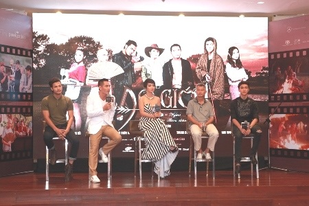 Mai Thu Huyền gợi cảm trong ngày ra mắt "Lạc giới" - 2 Các thành viên trong đoàn phim giao lưu trong ngày ra mắt