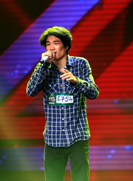 Chàng trai giữ xe Tích Kỳ "lột xác" ở vòng Lộ diện X-Factor - 1 Tích Kỳ của ngày đầu tiên xuất hiện trên sân khấu