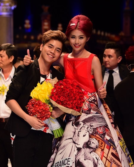 Anh và cô người mẫu vedette của mình đều nhận được phần thưởng từ ban tổ chức cuộc thi