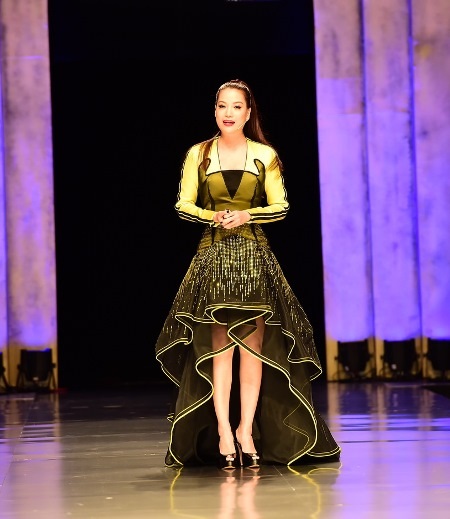 Trương Ngọc Ánh nổi bật trên sân khấu với vai trò dẫn chương trinh và giám khảo