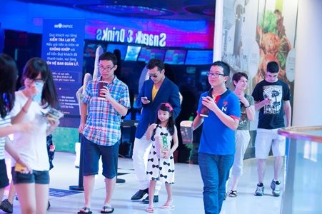 Bảo Tiên đã có một buổi xem phim vui vẻ bên bố Trần Bảo Sơn của mình.