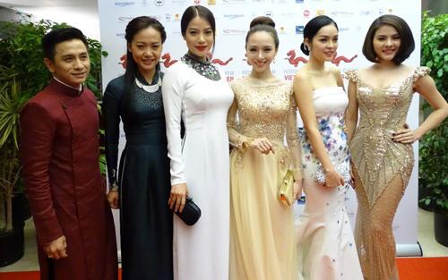 Hồng Ánh và Vân Trang cùng nhận giải Nữ diễn viên chính xuất sắc nhất - 2 Vân Trang và Đình Toàn nhận cúp Rồng tại lễ bế mạc của Liên hoan phim.