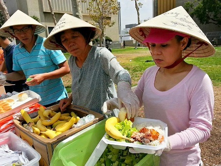Việt Hương đội nón lá phát cơm từ thiện cho người nghèo ở Mỹ - 1 Trưa ngày 27/7, Việt Hương cùng với những người thân của mình đã tổ chức bữa ăn từ thiện tại Mỹ.