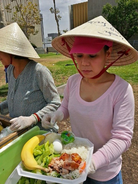 Việt Hương đội nón lá phát cơm từ thiện cho người nghèo ở Mỹ - 6 Có khá nhiều người nước ngoài đã đến để nhận những phần cơm ý nghĩa này từ Việt Hương.