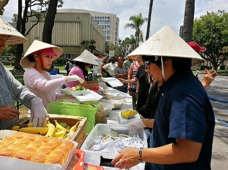 Việt Hương đội nón lá phát cơm từ thiện cho người nghèo ở Mỹ - 8 Có khá nhiều người nước ngoài đã đến để nhận những phần cơm ý nghĩa này từ Việt Hương.