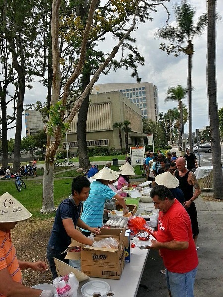 Việt Hương đội nón lá phát cơm từ thiện cho người nghèo ở Mỹ - 9 Có khá nhiều người nước ngoài đã đến để nhận những phần cơm ý nghĩa này từ Việt Hương.