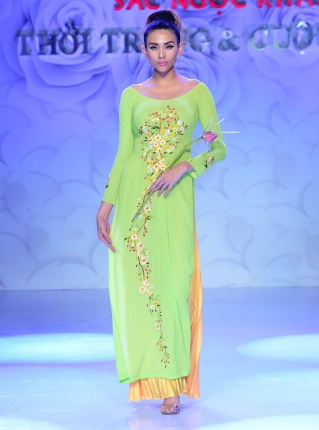 Nữ siêu mẫu cũng khoe vẻ duyên dáng trong tà áo dài truyền thống nổi bật.