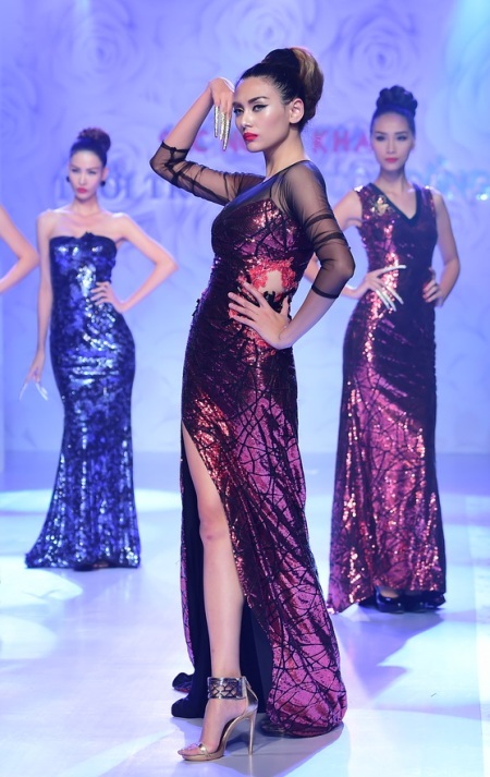 Trong bộ đầm dạ hội lấp lánh, Hoàng Yến trở nên nổi bật giữa dàn người mẫu của chương trình.