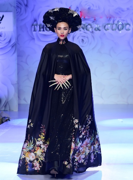 Trong bộ đầm dạ hội lấp lánh, Hoàng Yến trở nên nổi bật giữa dàn người mẫu của chương trình.