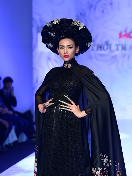 Trong bộ đầm dạ hội lấp lánh, Hoàng Yến trở nên nổi bật giữa dàn người mẫu của chương trình.