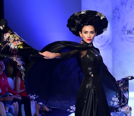 Màn biểu diễn của Hoàng Yến trở thành tâm điểm thu hút sự chú ý của những người có mặt.