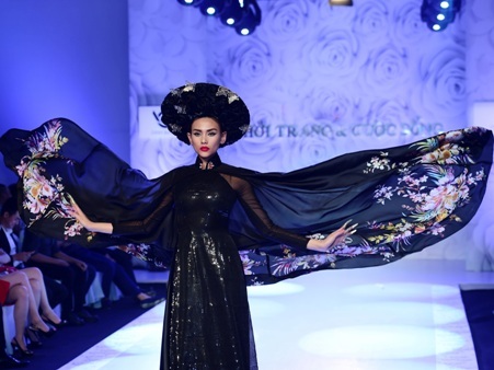 Người đẹp đang tích cực trở lại với guồng quay công việc sau khoảng thời gian vắng bóng.