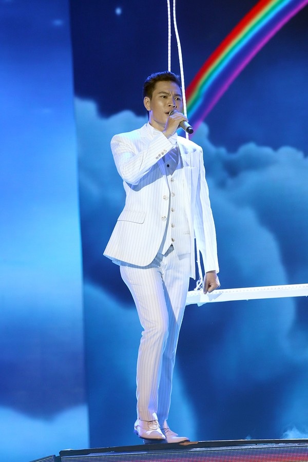 Quang Đại biểu diễn ca khúc