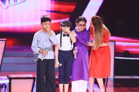 Tuy vậy, chỉ có một chiếc vé dành cho người đi tiếp là Ngọc Anh (giữa)